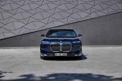 2023 BMW G70 7 Series 750e xDrive Fiche Technique, consommation de  carburant, dimensions