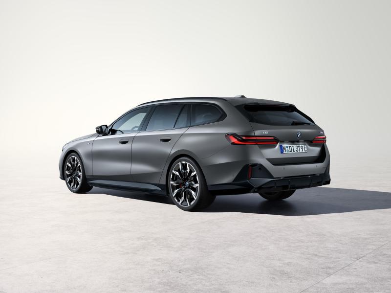 BMW G61 i5 Touring image